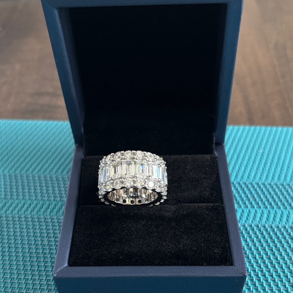 Italo jewelry eternity ring. Sterling silver, white sapphire. Size 6.